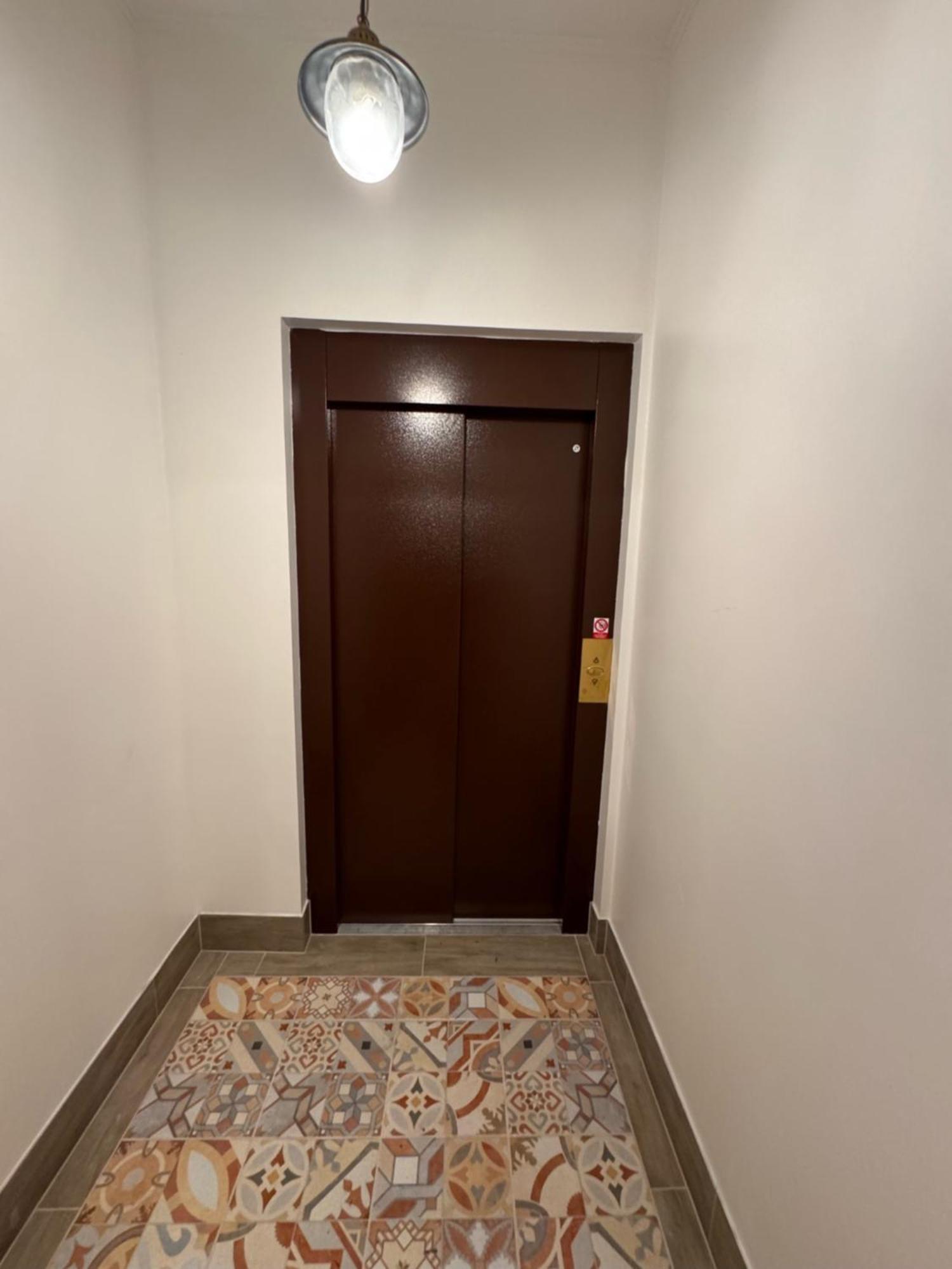 Arbes 14 - Mirror Of Apartment